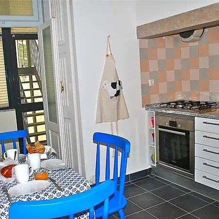 Family In The Center Of Apartment Lisbon